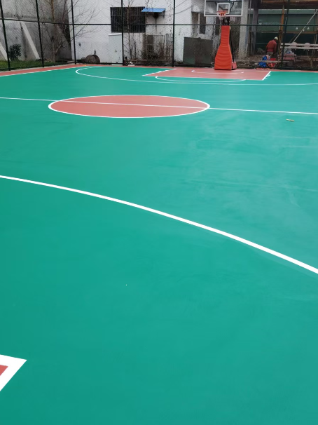 城区 球场长期使用易出现地面开裂